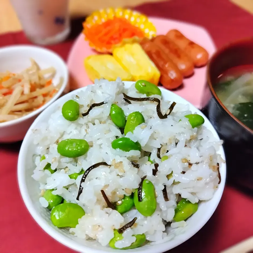 Snapdishの料理写真:枝豆と塩昆布の混ぜご飯|万葉さん