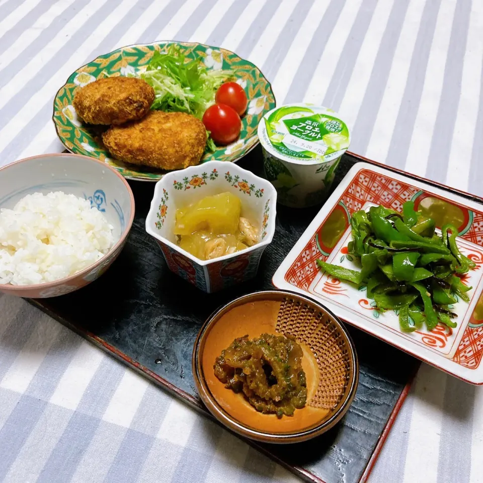 Snapdishの料理写真:grandmaの晩ごはん☆ 今夜はカボチャ🎃コロッケ…甘いカボチャだったからこれはと思って…ピーマン🫑の塩きんぴら|kaoriさん