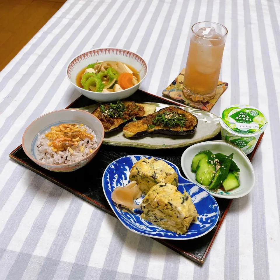 grandmaの晩ごはん☆ 今夜は五目入り玉子焼き、茄子🍆の田楽、ゴーヤと舞茸のお味噌汁、きゅうりの浅漬け青じそジュースでいただきます|kaoriさん