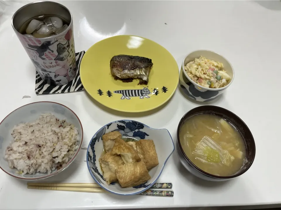 晩御飯。作り置きと作り足しで。☆雑穀米☆みそ汁（白菜・高野豆腐）☆マカロニサラダ☆鯖の生姜焼き☆厚揚げの生姜煮|Saharaさん