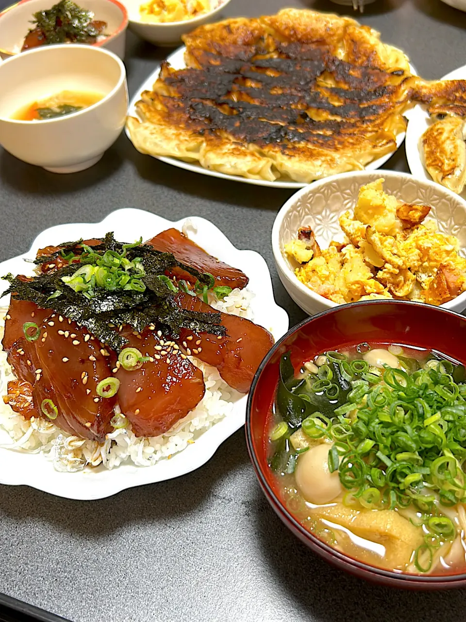 Snapdishの料理写真:安売りしてたまぐろ漬け丼|はぁたんこぶさん