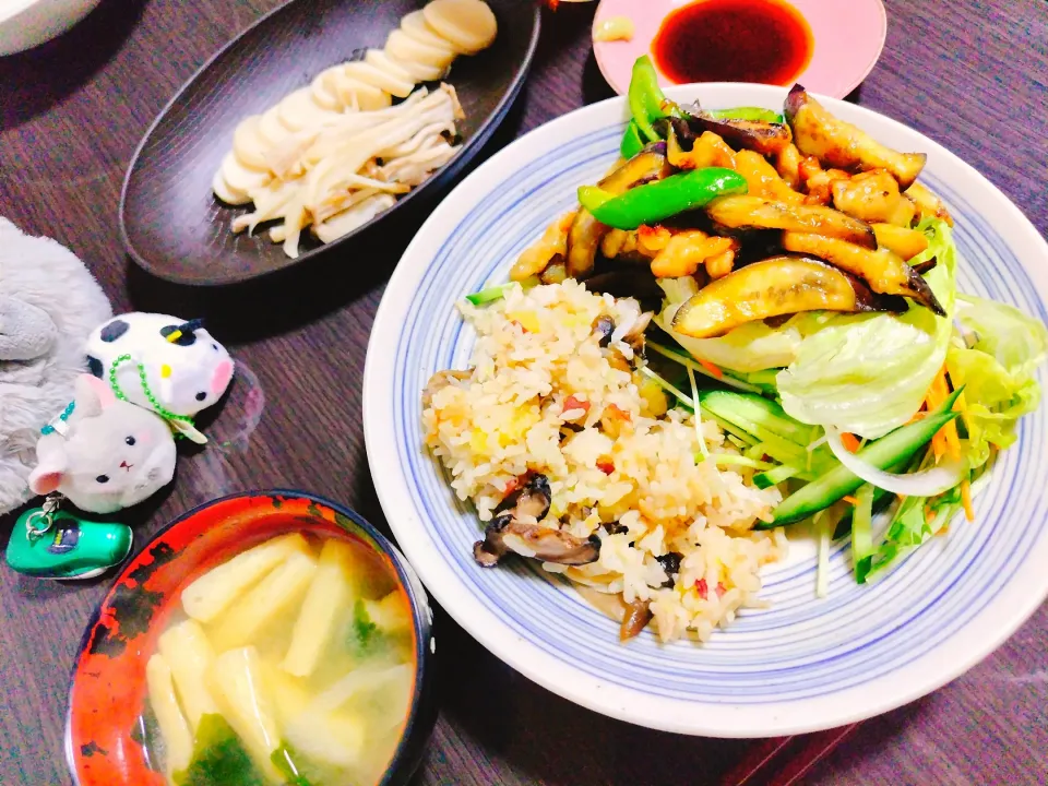 さつまいもときのこの炊き込みご飯、わかめと油揚げの味噌汁、ナスと豚肉のカレー炒め、野菜サラダ、エリンギの刺身|サトリさん