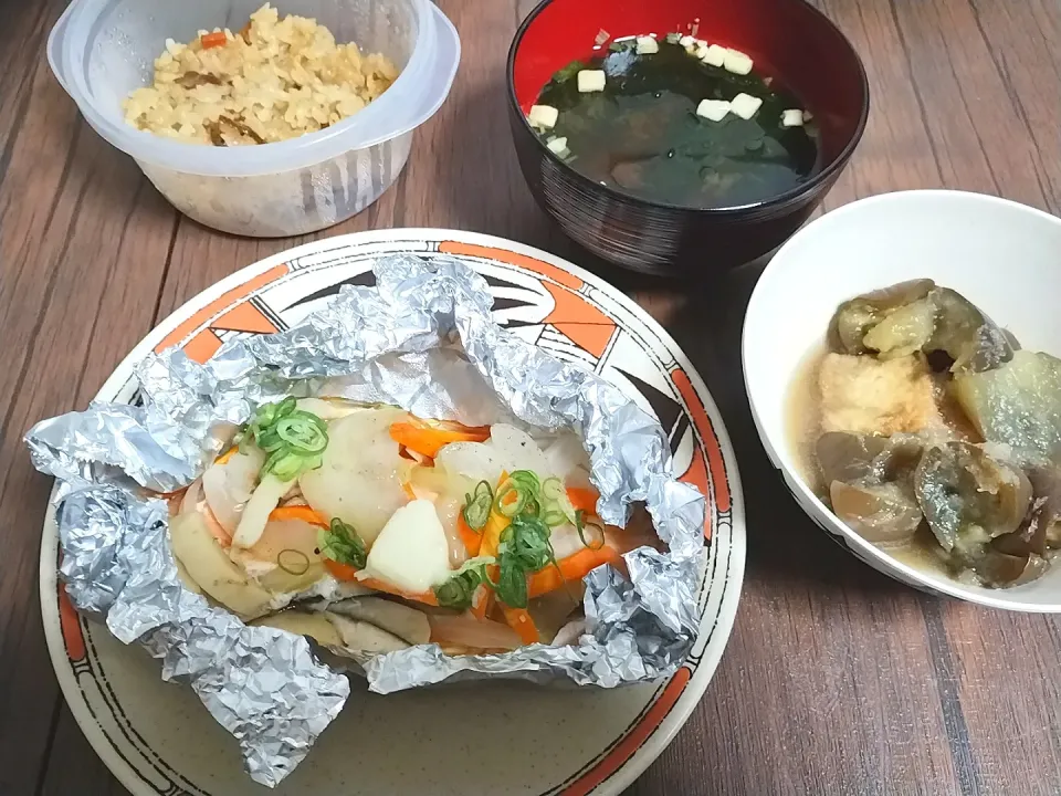 鮭のホイル焼き、味噌汁、炊き込みご飯、ナスと厚揚げのみぞれ煮|尚さん