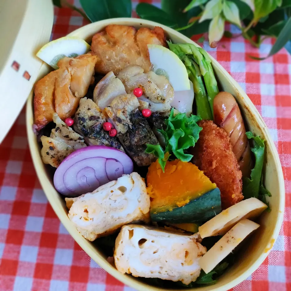 今日のわっぱご飯

鶏の香草焼き弁当
　鶏の香草焼き(ちょいコゲw)
　アジの塩焼き
　だし巻き玉子
　コロッケ
　シャウエッセン

美味しくできました✨|ふかふかごはんさん