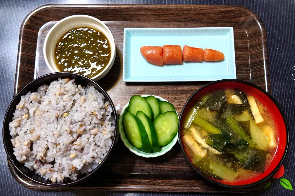 今日の朝ごはん（十六穀ごはんに辛子明太子（あごおとし）、めかぶポン酢、小松菜と油揚げのみそ汁、きゅうりのぬか漬）|Mars＠釜飯作り研究中さん