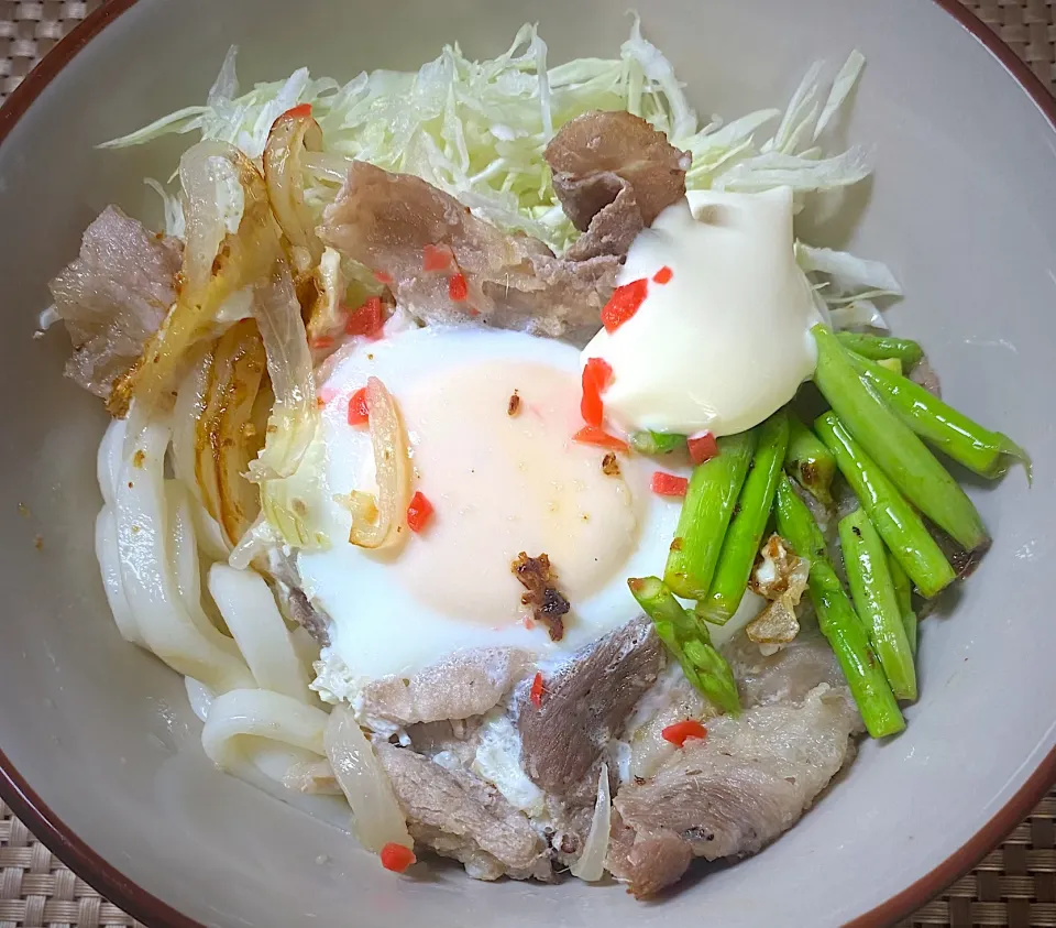 豚の生姜焼きうどん|すくらんぶるえっぐさん