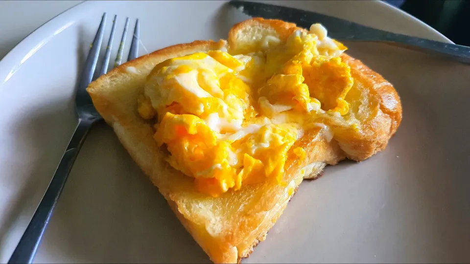 Snapdishの料理写真:Good morning breakfast butter toast with scrambled egg + mozarella cheese  💁‍♀️😘💕😋|🌷lynnlicious🌷さん