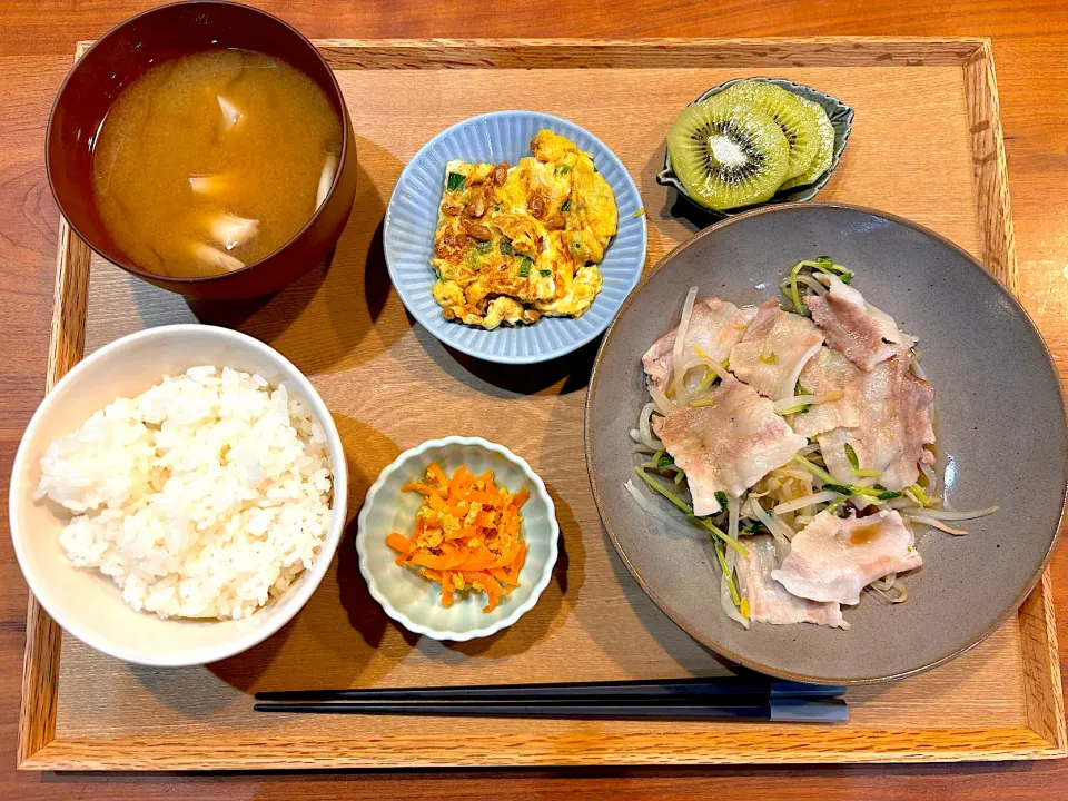 昨日の夜ご飯(豚バラ豆苗もやし、にんじんしりしり、納豆卵焼き、きのこの味噌汁、キウイ🥝)|cocomikaさん