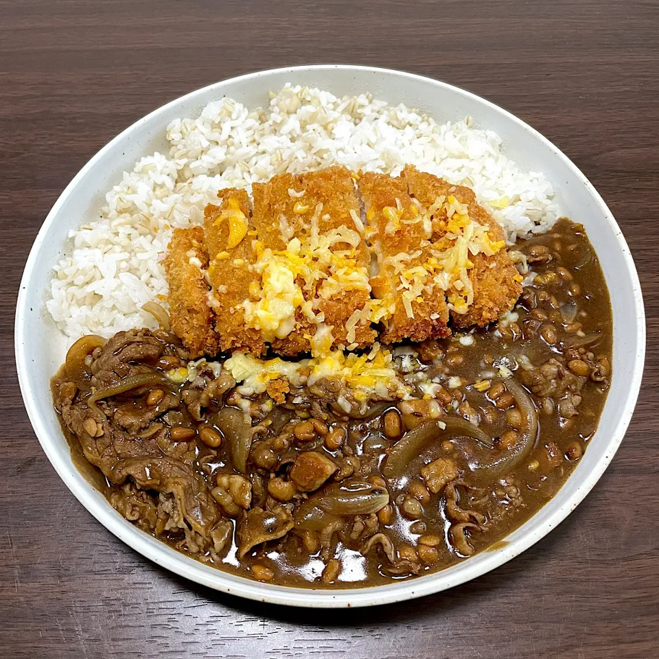 牛しゃぶ納豆チーズロースカツカレー|dashi menjiroさん