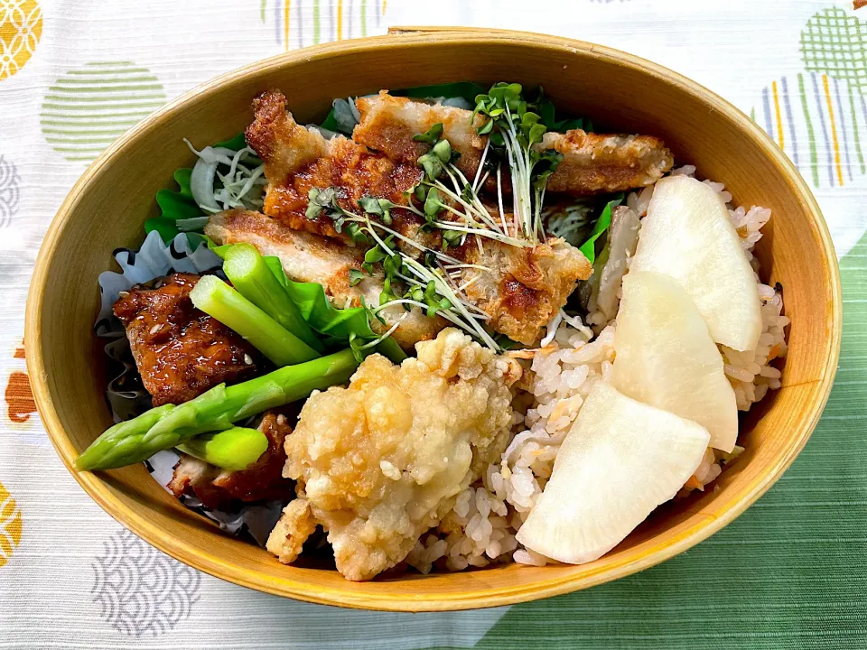 Snapdishの料理写真:とんかつ、椎茸の肉詰、唐揚のシャケご飯🍱|なお🅿️さん