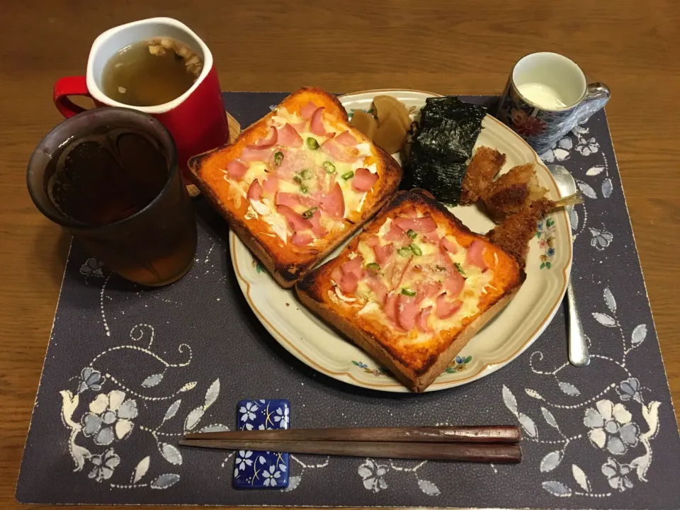 ガーリックピザトースト、わさびふりかけと塩昆布の混ぜご飯おにぎり、揚げ物三点、沢庵、ワカメ＆揚げ玉ねぎ＆揚げニンニク入りタマネギスープ、麦茶、牛乳ゼリー(昼飯)|enarinさん