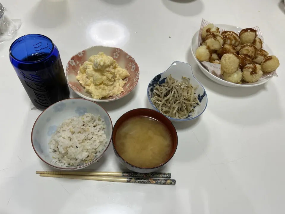 晩御飯☆雑穀米☆みそ汁（キャベツ・人参・しめじ）☆タラモサラダ☆もやしの中華和え☆うずらのフライ|Saharaさん