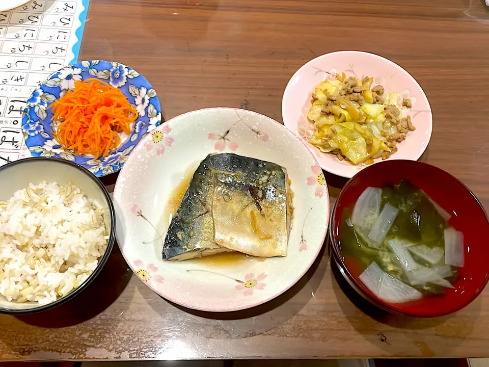 鯖の味噌煮　大根とわかめの味噌汁　キャベツと豚ひき肉のカレー炒め　人参の中華風ラペ|おさむん17さん