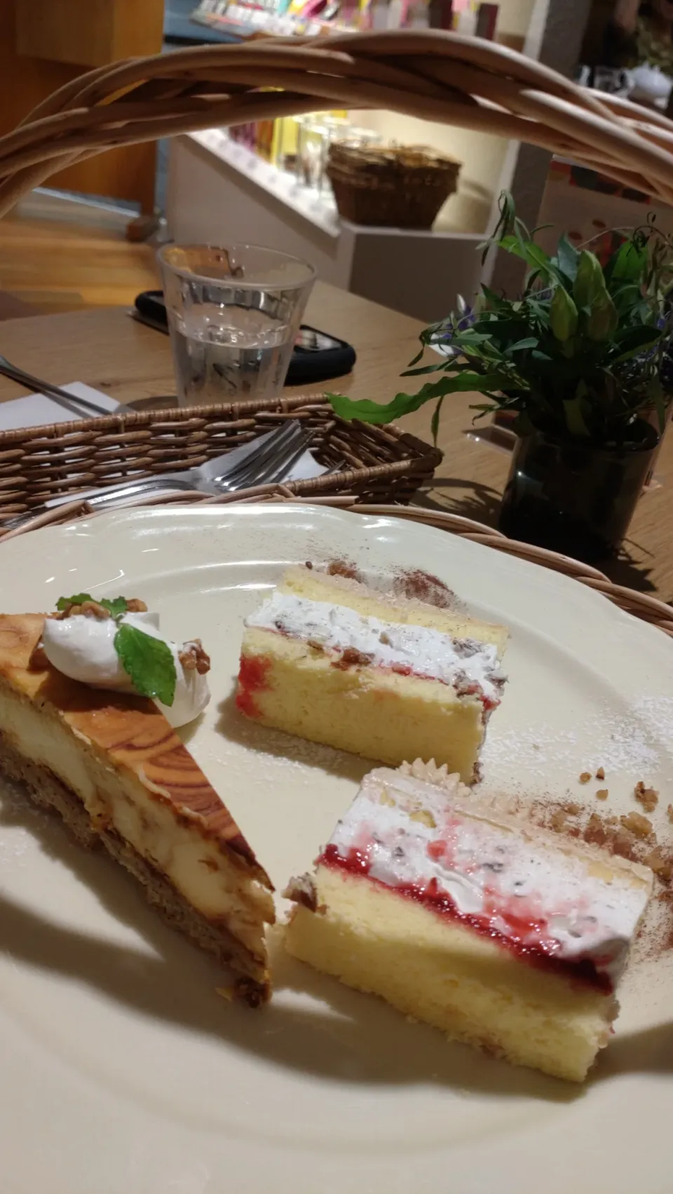 Snapdishの料理写真:アフタヌーンティーでお茶とケーキ|しまだ ちえこさん