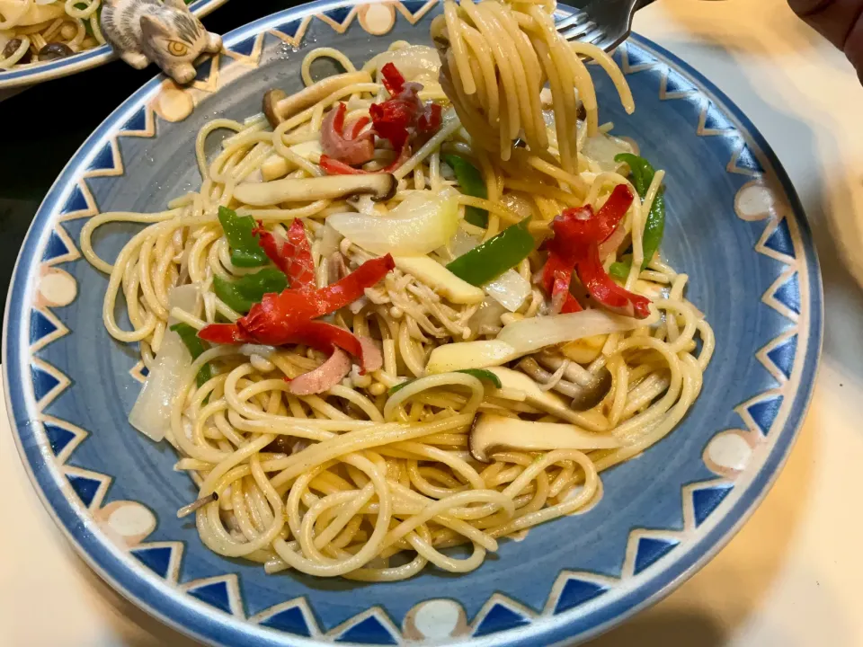 バター、塩、コショウだけで作るモチモチ麺のタコさんキノコ(エリンギ、しめじ、エノキ)パスタ。|Takeshi  Nagakiさん