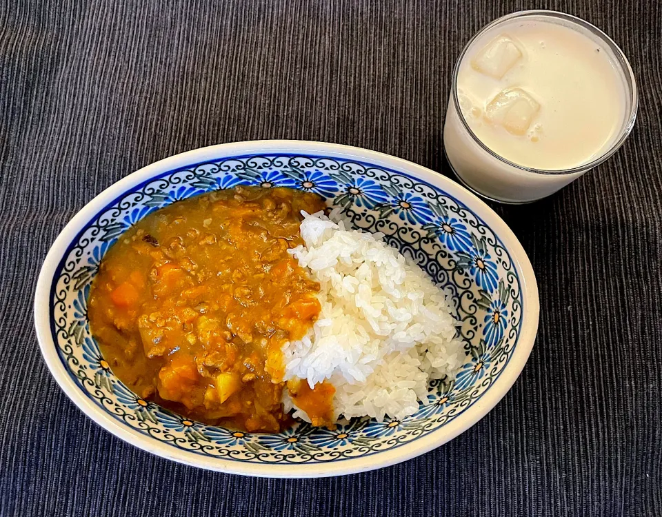 ひき肉のカレーとラッシー|みーぬさん