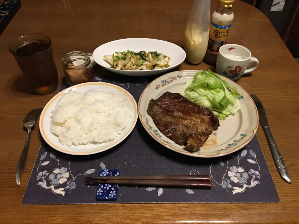 ご飯、ビーフステーキ、レタス、野菜炒め、沢庵、麦茶、牛乳ゼリー(夕飯)|enarinさん