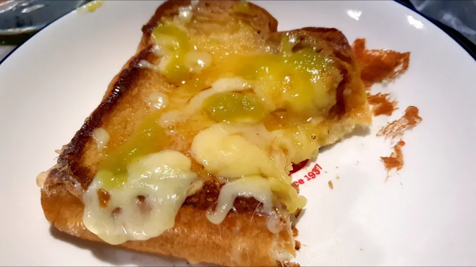 Snapdishの料理写真:Messy toast 😋Butter mozarella cheese 🧀 pandan kaya 😘💕omg sö delicious 😋|🌷lynnlicious🌷さん