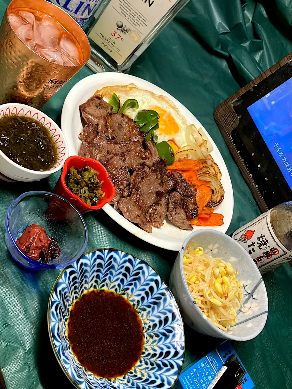 【いろり山賊の焼き肉のタレ】は、やはり肉🥩‪🔥で食べたくて 今日は独りカットステーキ 𓌉𓇋 ‎🥩余り野菜🧅🥕🫑焼きと余り卵🍳|🐈⸒⸒⸒⸒つるのダンス🐈🐾さん