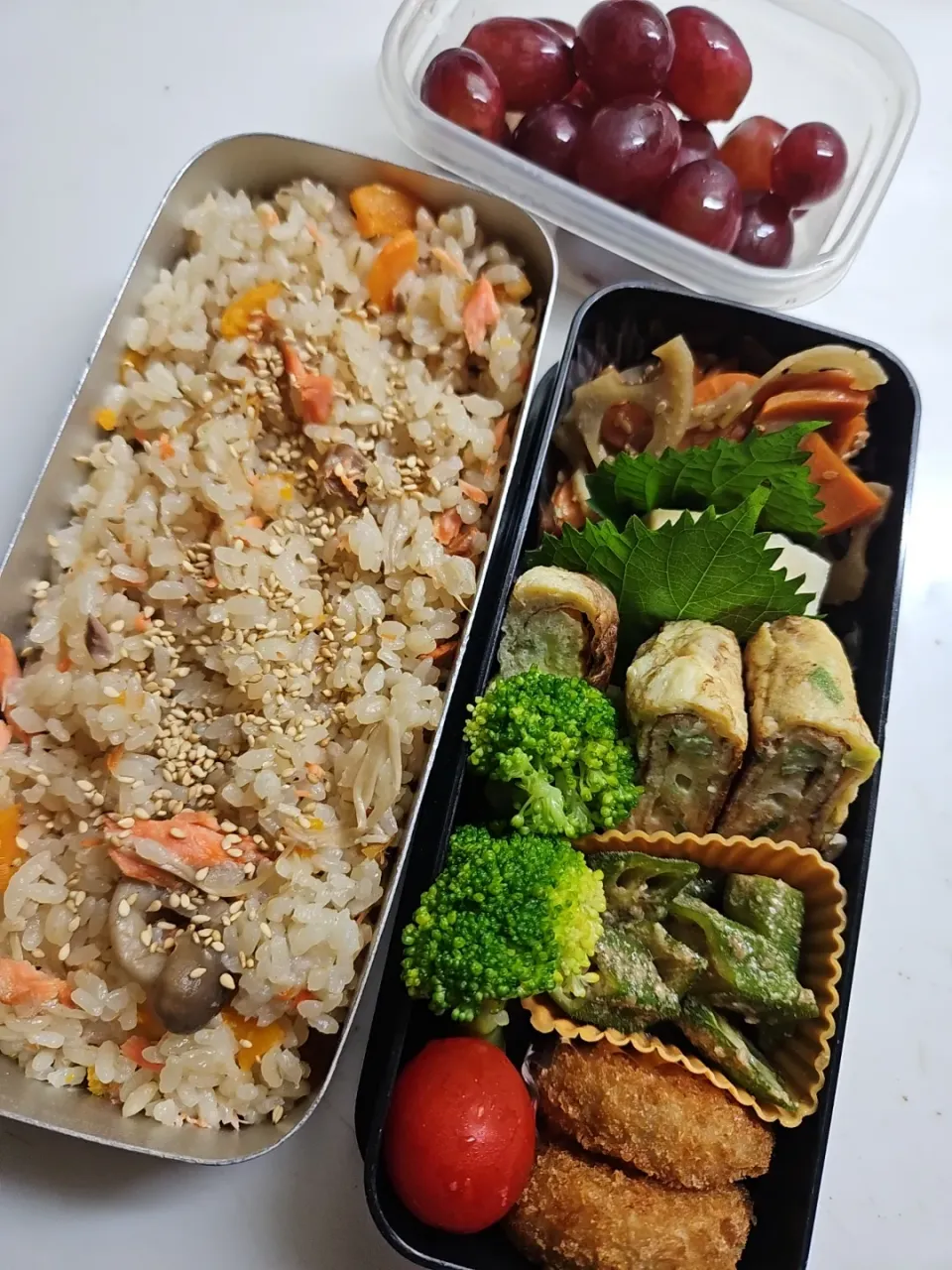 Snapdishの料理写真:☆高校生弁当☆鮭と茸の炊き込みご飯、蓮金平、高野豆腐、シラス葱卵焼き、オクラ胡麻和え、ブロッコリー、ミニトマト、コロッケ、ブドウ|ｼｮｺﾗさん