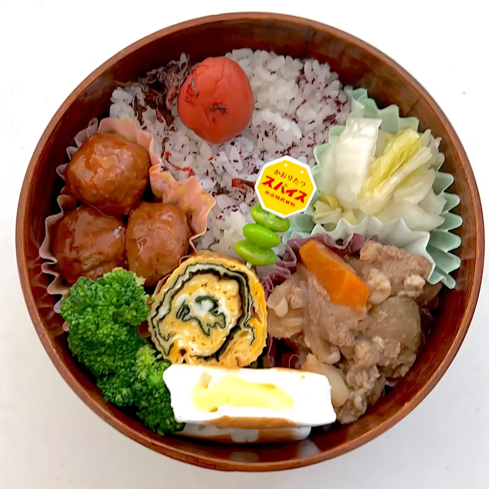 Snapdishの料理写真:肉じゃが
ミートボール
卵焼き(海苔入り)
はんぺんチーズ
白菜の漬物
ブロッコリー
枝豆
ゆかりご飯
かつお梅|ayumomさん