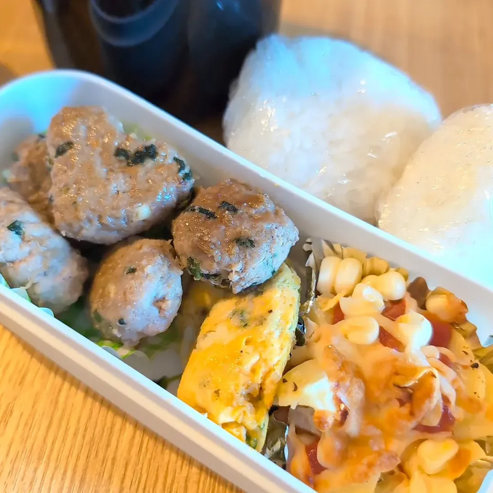 息子弁当／てりやき豚肉団子〜ほうれん草・コーン入り／豆苗のオムレツ〜カレー風味〜／ポテトのチーズ焼き／温かいご飯と塩🍙|チョコさん