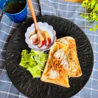 Snapdishの料理写真:きんぴらトーストで朝ごはん。|さとみこさん