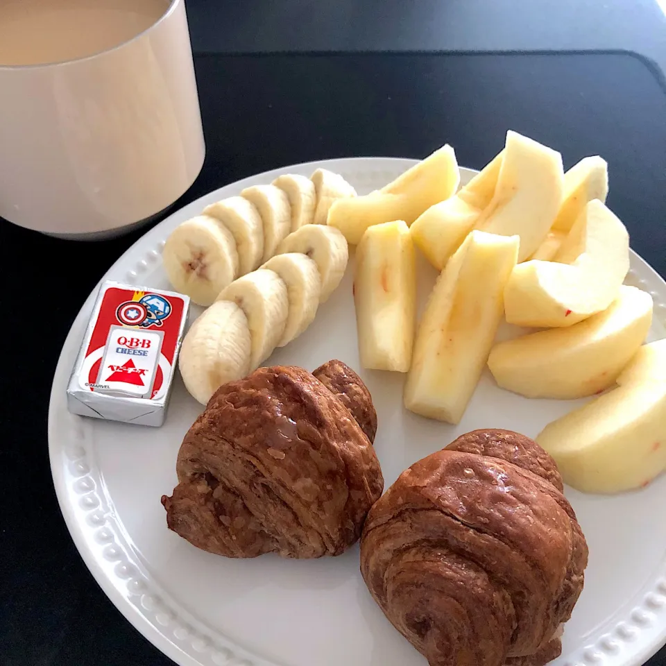 8:51 りんご🍎バナナ🍌ミニクロワッサン🥐チーズ🧀コーヒー☕️ →😇|へれ子さん