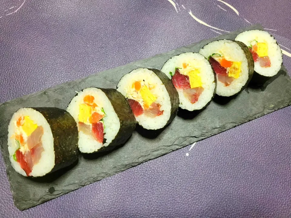 Snapdishの料理写真:🍣ほぼ海鮮巻き寿司🍣|しまりおさん