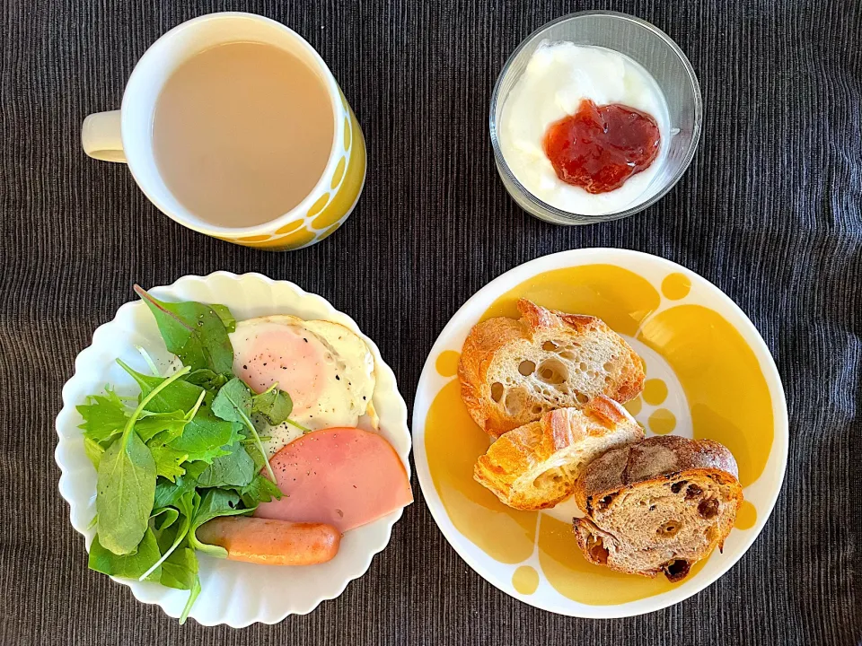 ドライフルーツのパンがメインの朝食|みーぬさん