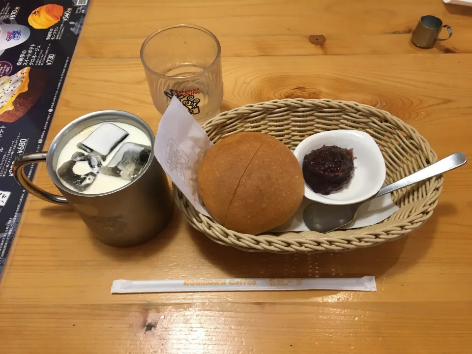 コメダ珈琲店のアイスコーヒー・甘味あり・レギュラーサイズ、無料のモーニング(ローブパン、コメダ特製おぐらあん)( 休憩)|enarinさん