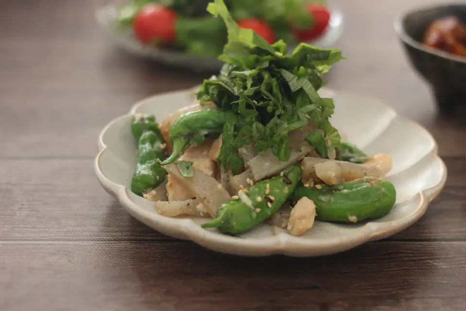 ピリ辛がたまらない、鶏むね肉とししとうとこんにゃくのレンジ蒸し梅風味|ちいさなしあわせキッチンさん