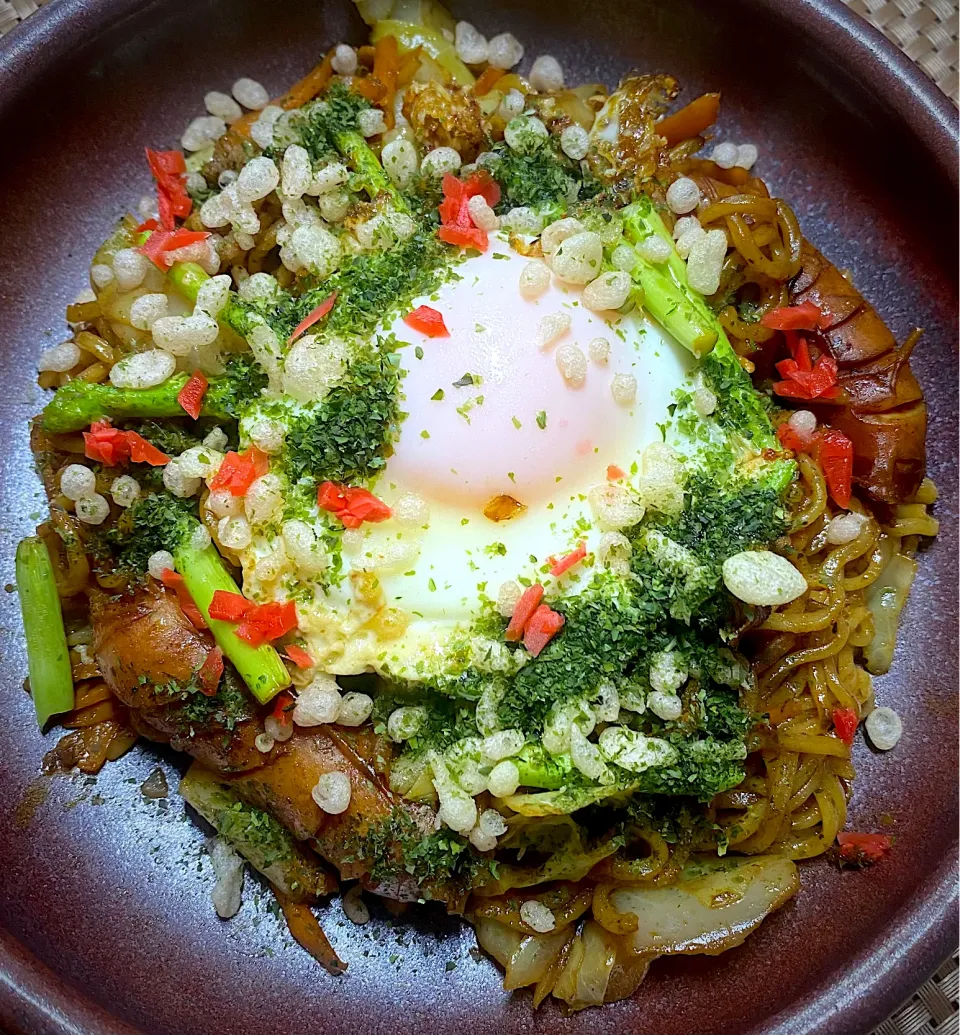 カレーソース焼きそば|すくらんぶるえっぐさん