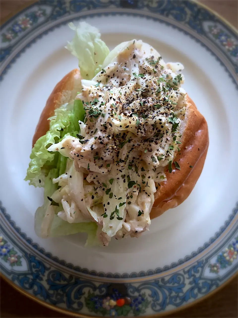 Snapdishの料理写真:ツナとキャベツのマヨネーズサラダサンド🥗|Tina Tomoko😋さん