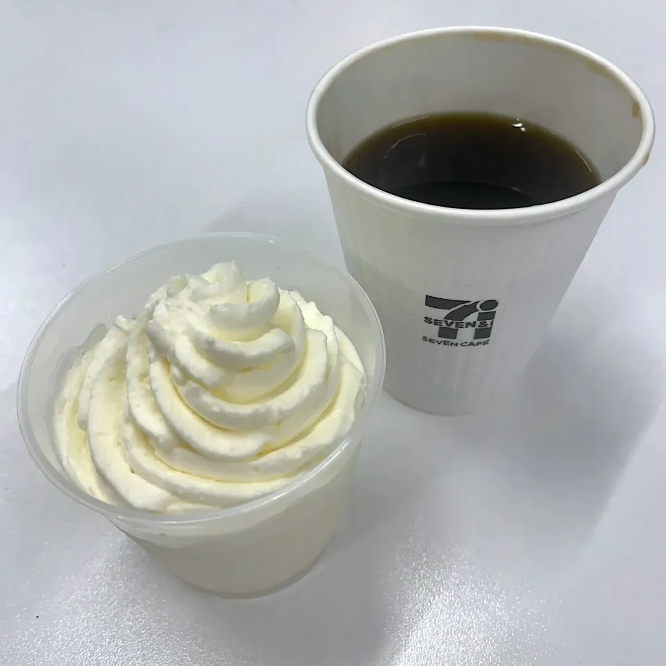 ホイップクリームのミルクプリン
ホットコーヒー|T. Wonderさん