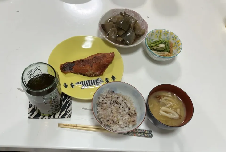 晩御飯☆赤魚みりん☆揚げなすの煮浸し☆豆苗と竹輪の胡麻和え☆雑穀米☆みそ汁（白菜・えのき・竹輪）|Saharaさん