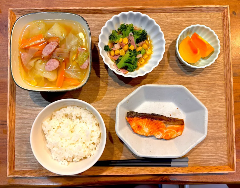 今日の夜ご飯(焼き鮭、ブロッコリーベーコン、コンソメ野菜スープ、柿)|cocomikaさん