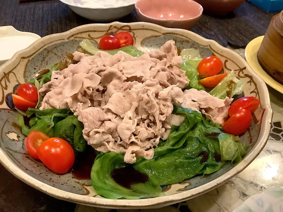 豚肉の冷しゃぶとレタスのオイスターがけ😋|アライさんさん