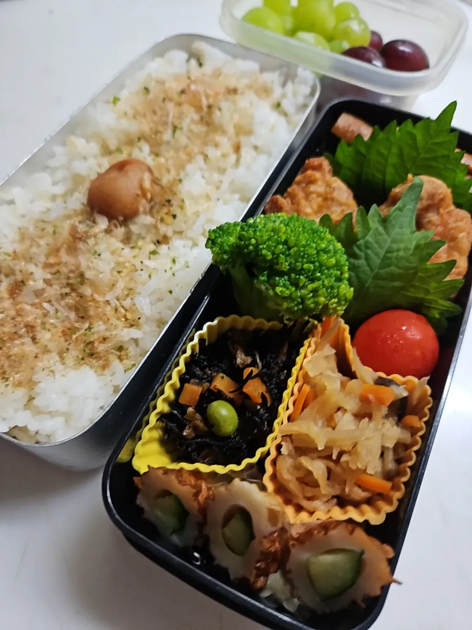 Snapdishの料理写真:☆高校生弁当☆自家製振りかけごはん、梅、牛蒡煮、から揚げ、ブロッコリー、ミニトマト、ひじき煮物、切干大根、竹輪胡瓜、ブドウ2種|ｼｮｺﾗさん