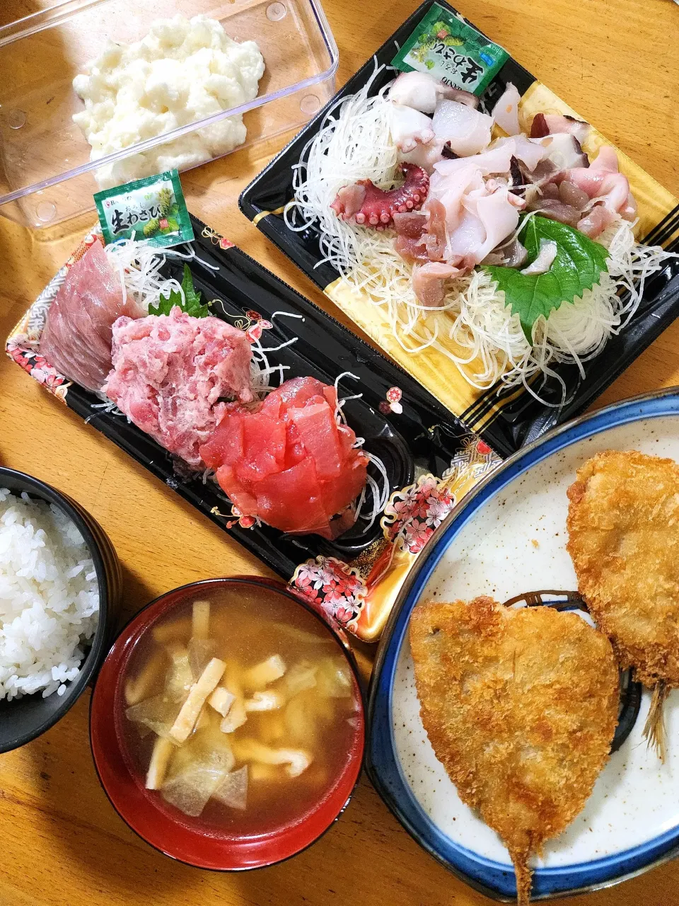 刺し身、アジフライ、キャベツと油揚げの味噌汁、とろろ|さきさん