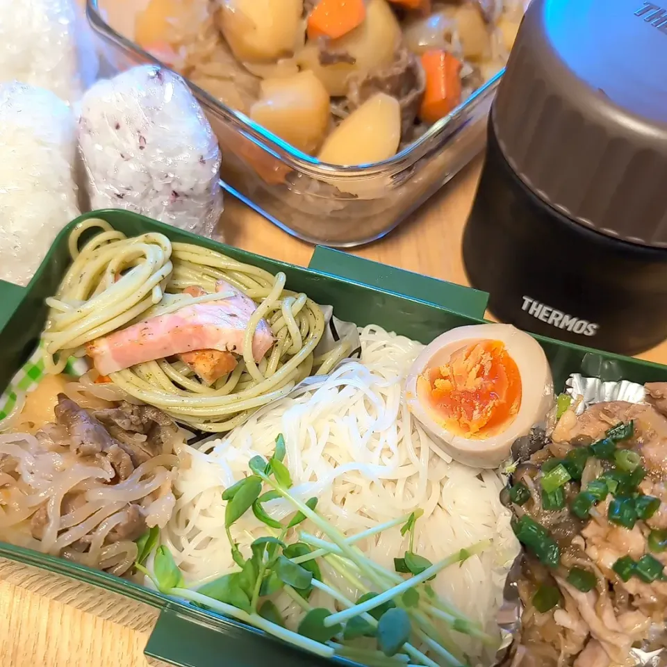 息子弁当／素麺／我が家定番豚肉とトロロ・生姜・キノコ類具／味付け卵／肉じゃが／残り物のバジルパスタ／塩とゆかり🍙|チョコさん