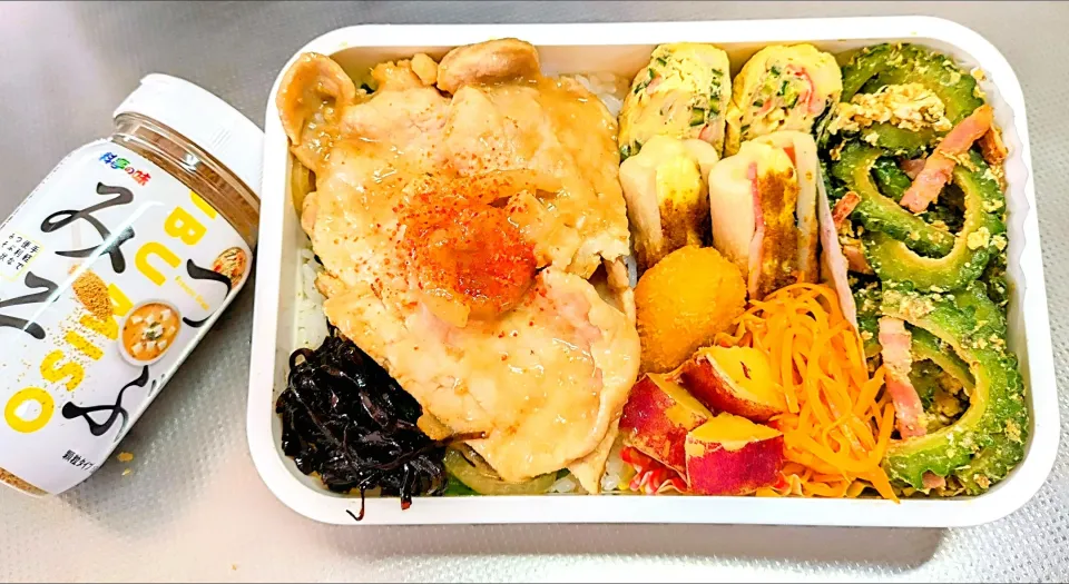 本日の日替わり弁当

①豚ロースの味噌󠄀生姜焼き
②ゴーヤーチャンプルー
③厚焼きたまご（かにかま・海苔・おくら
④ちくわロースト                                                     （大葉・チーズ・ベーコン・カレーマヨ）
⑤コーンクリームコロッケ（冷食）
⑥キャロットラペ
⑦さつまいもレモン煮
⑧ご飯のお供  紫蘇昆布|TakeBooさん