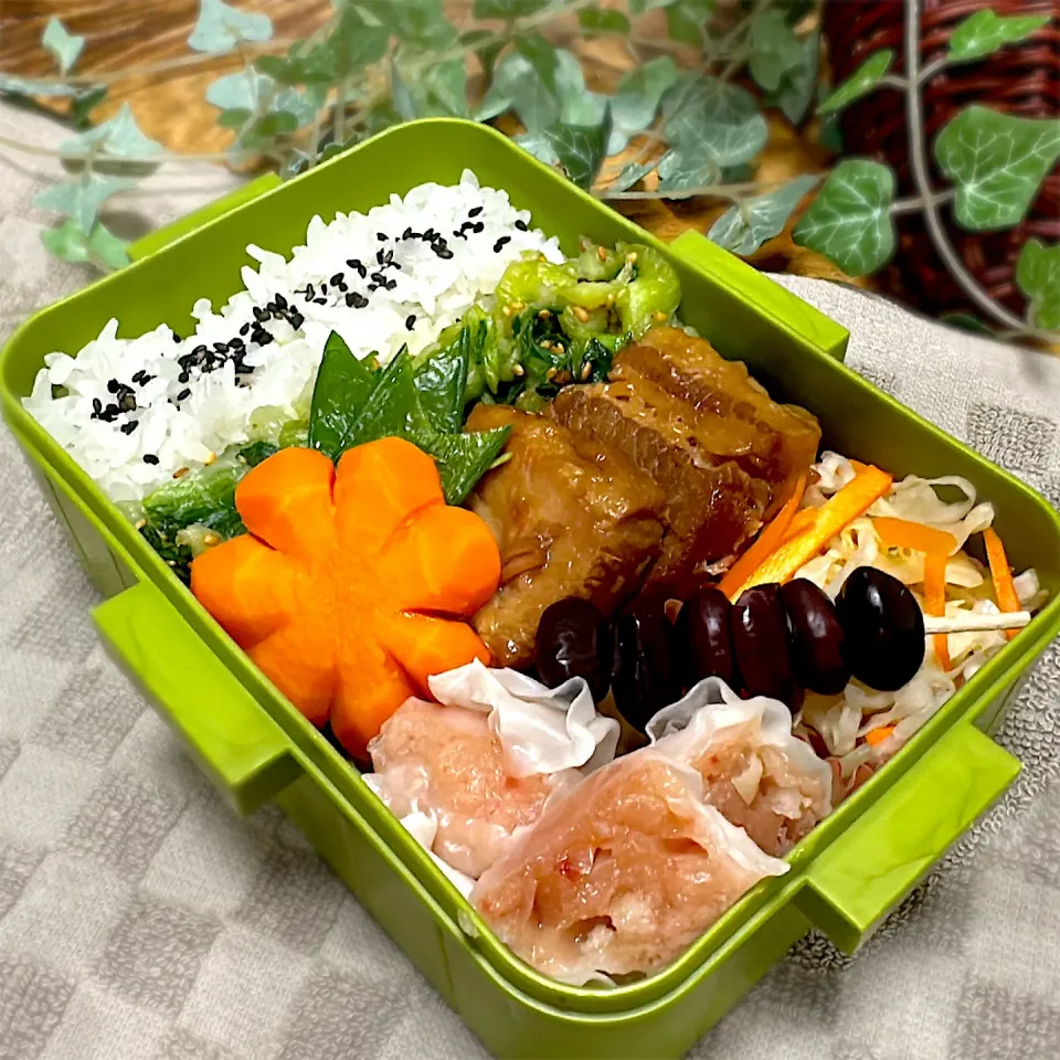 Snapdishの料理写真:豚角煮弁当|くまちゃんさん