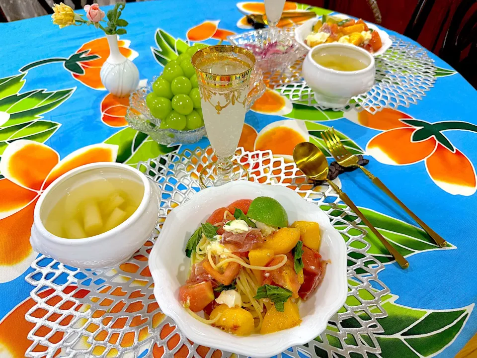 Snapdishの料理写真:まだ暑いから冷製パスタ🍑🍅🍃|Seikoさん