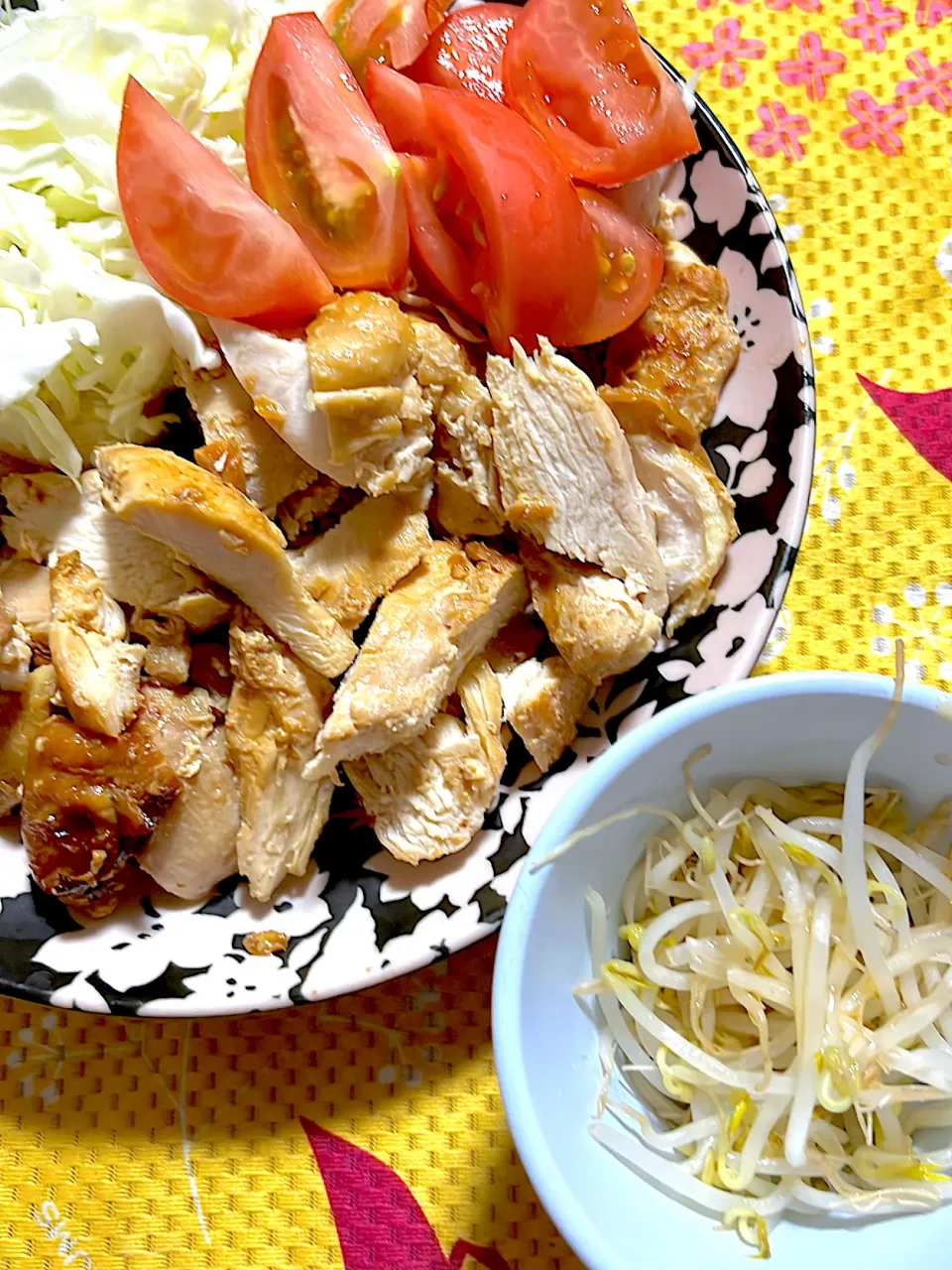 鶏胸肉の醤油麹漬け焼き　トマト🍅　キャベツ🥬　もやしナムル|4jinoanataさん