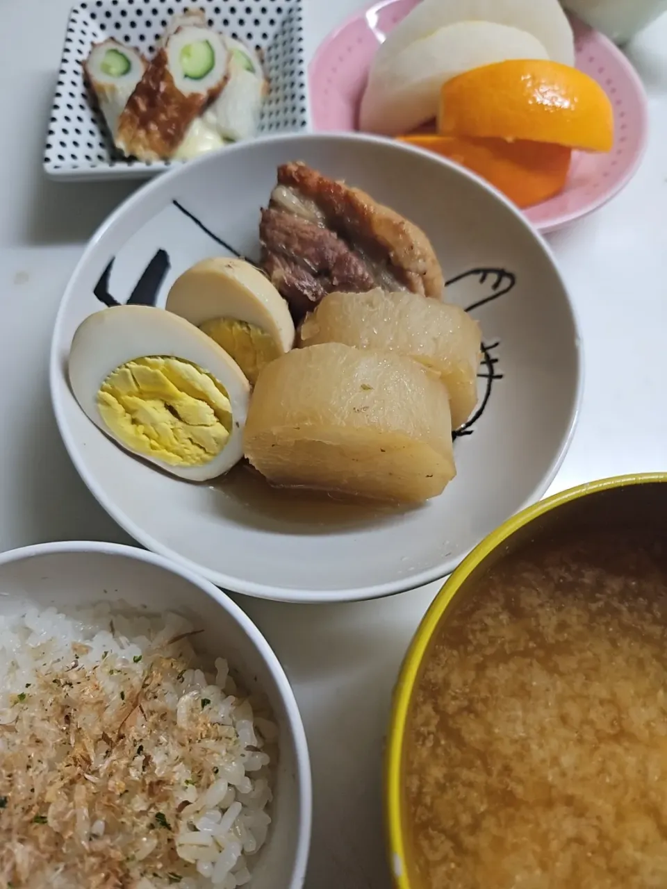 ☆夕飯☆炊飯器で豚の角煮、竹輪胡瓜、自家製振りかけごはん、味噌汁、果物|ｼｮｺﾗさん