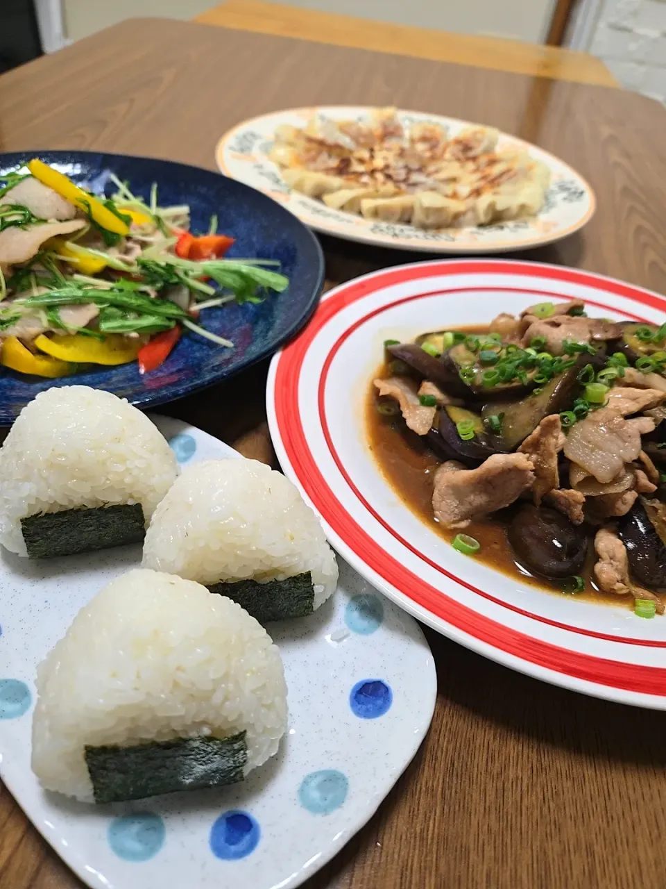 ナスと豚こまの焼き肉たれ・餃子・豚こま水菜パプリカ炒めと、おにぎり🍙🌺|chiyukiさん