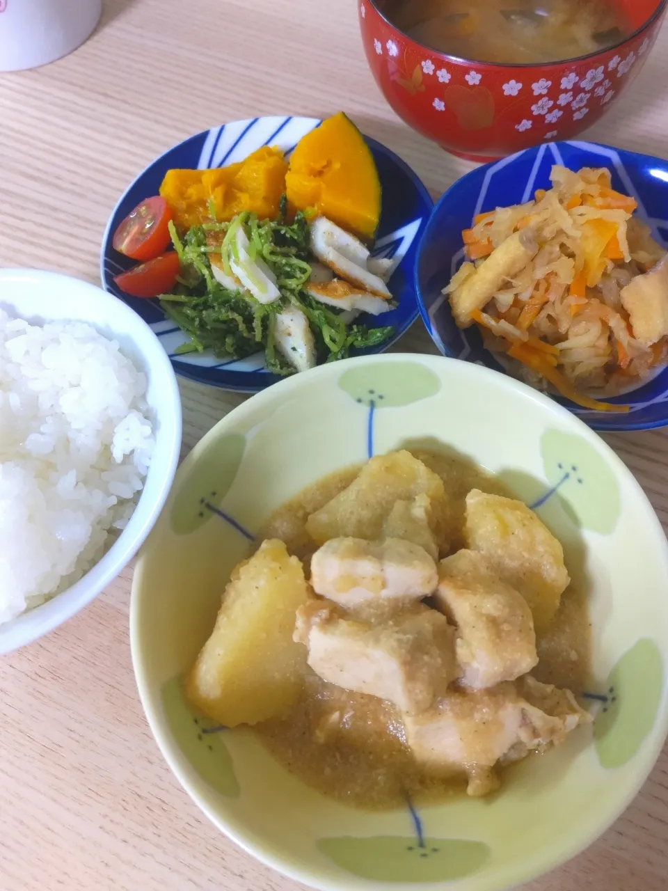 Snapdishの料理写真:鶏肉とじゃがいものごまみそ煮、豆苗とちくわのごま和え、切り干し大根の煮物|ちゃいさん