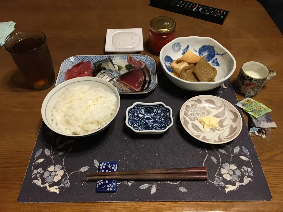 ご飯、めぼちまぐろの切り落とし、〆さばお造り、鰹のたたき、大根と絹厚揚げとじゃこ天の煮物、紅生姜、納豆、麦茶、自家製牛乳ゼリー(夕飯)|enarinさん