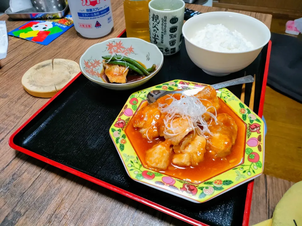 Snapdishの料理写真:激安鶏ムネ肉のチリソース炒め&激安赤魚の煮付け。材料代は安いが味は本格派。|ariyo4200さん